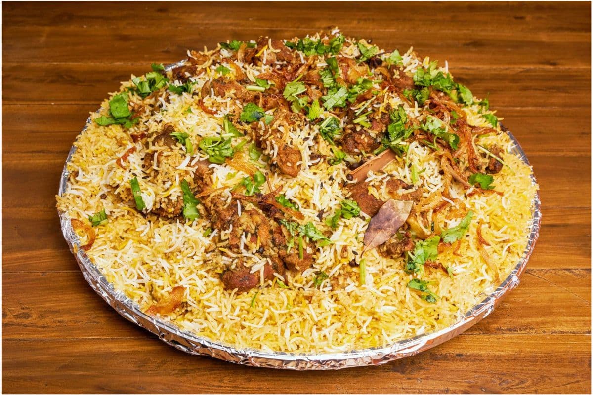 Hyderabadi Biryani: घर में बनाएं दमदार हैदराबादी बिरयानी, हर बाइट में मिलेगा नवाबी स्वाद