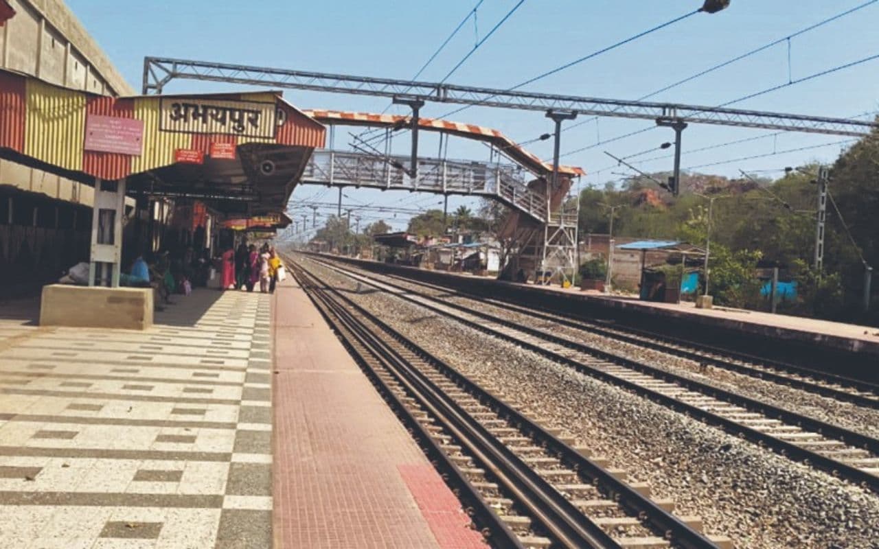 Jamui में आठ घंटे का ट्रैफिक और पावर ब्लॉक, कई ट्रेन रही रद्द, इस वजह से कई के बदल गये रूट