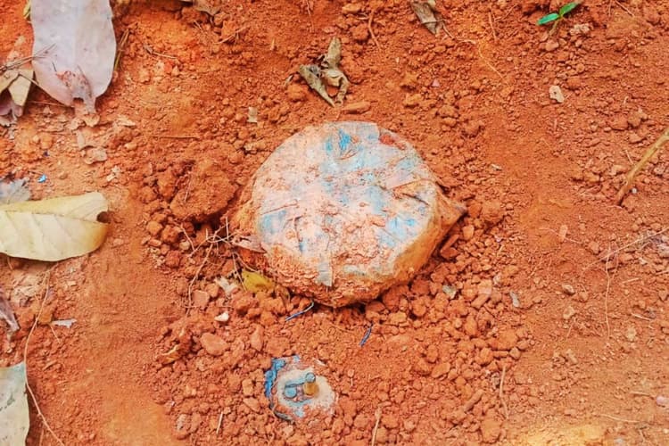 Video: नक्सलियों की साजिश झारखंड में फिर नाकाम, पांच-पांच किलो के दो IED बम बरामद