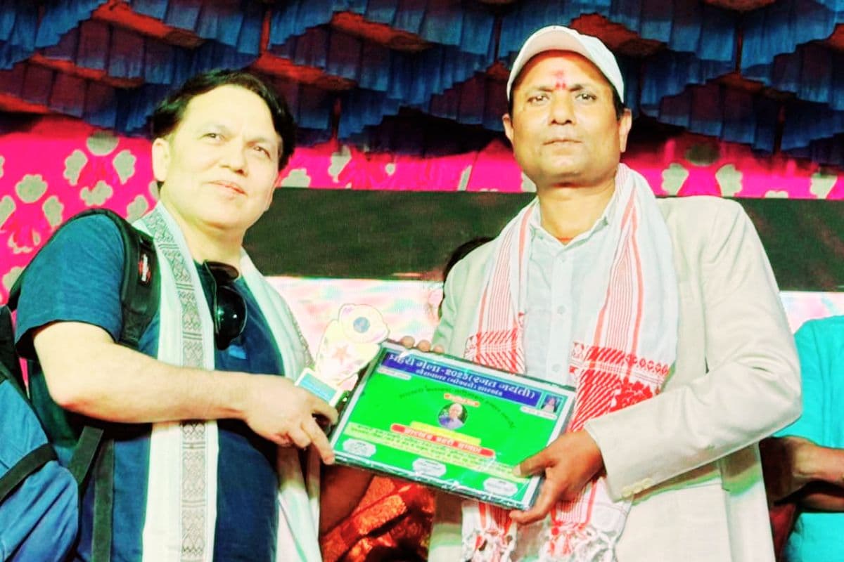 खोरठा साहित्यकार विनय तिवारी को बोकारो में केल यूनिवर्सिटी के रिसर्च स्कॉलर डॉ नेत्रा पी पोडियाल ने दिया ‘झारखंड प्रहरी सम्मान’