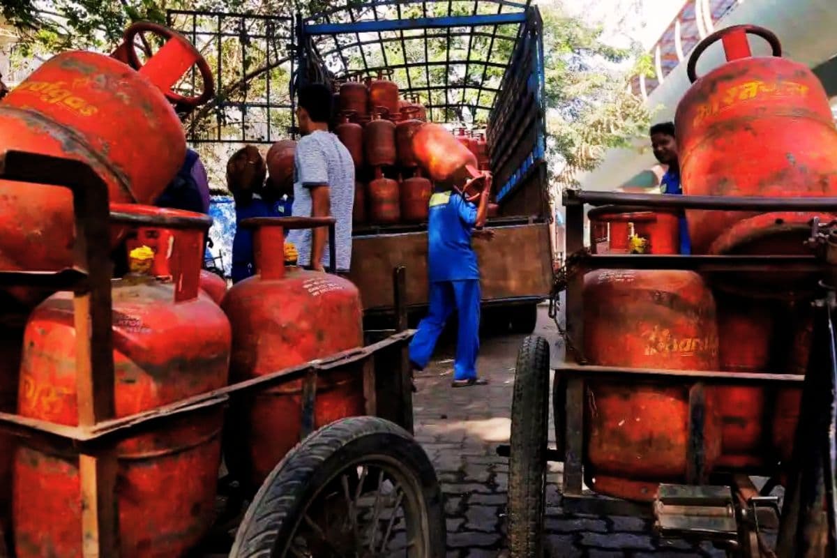 LPG Price Today : महीने के पहले दिन राहत, एलपीजी सिलेंडर हुआ सस्ता