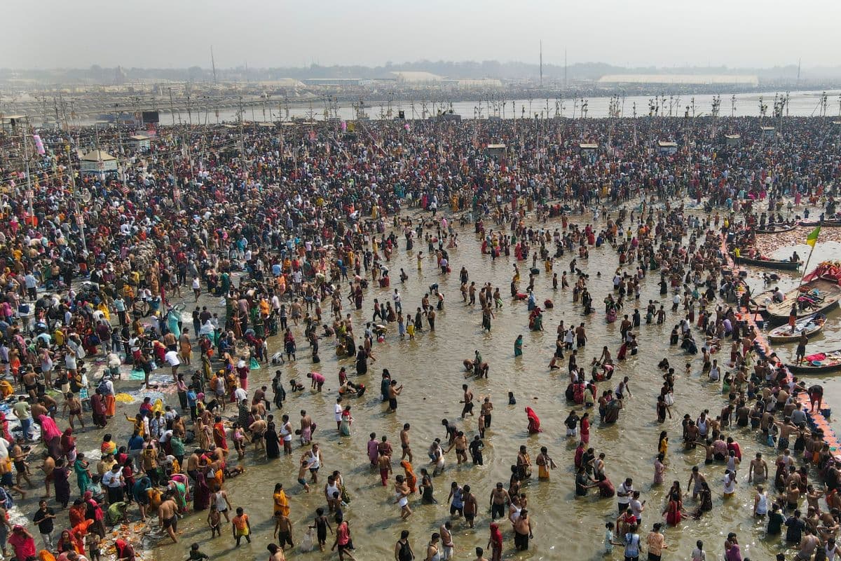 Mahakumbh 2025: महाकुंभ में 54000 से अधिक लोग बिछड़े, परिजनों से मिलाया गया