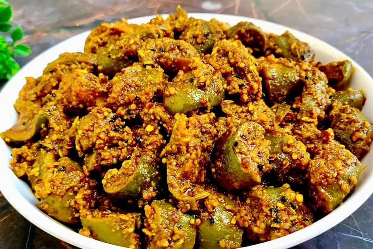Mango Pickle Recipe: कच्चे आम से ऐसे बनाएं चटपटा अचार,हर कोई मांगेगा बार-बार