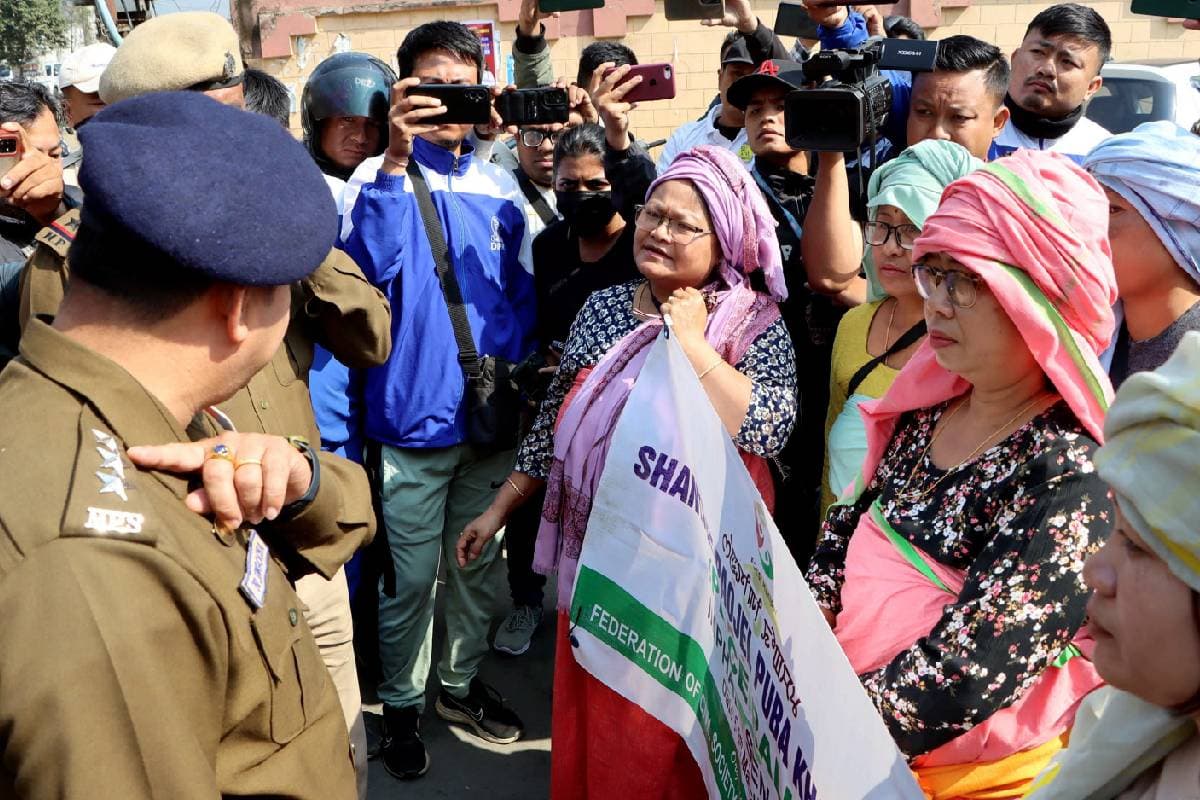 Manipur Violence : मणिपुर में फिर क्यों भड़की हिंसा? गाड़ियों में आग लगाने लगे प्रदर्शनकारी, एक की मौत