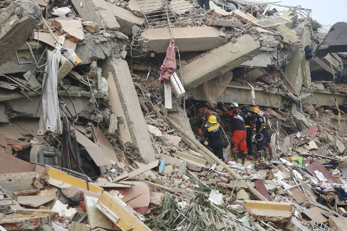 Earthquake : नमाज पढ़ रहे थे मुस्लिम, अचानक गिरने लगी मस्जिद, 700 से अधिक लोग मारे गए