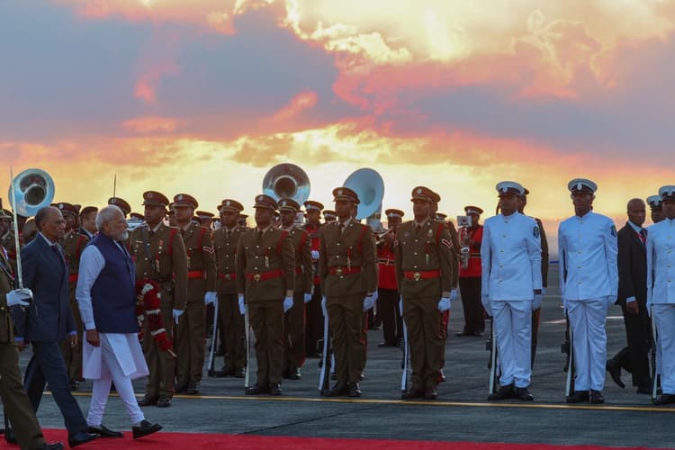 Watch Video: मॉरीशस में पीएम मोदी का भव्य स्वागत, देखें वीडियो