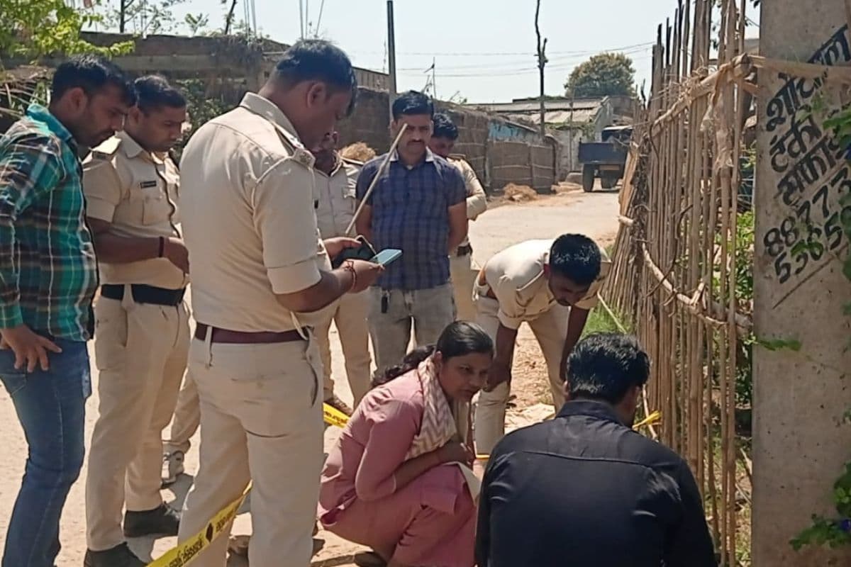 घटनास्थल की जांच करते अधिकारी घटनास्थल की जांच करते अधिकारी