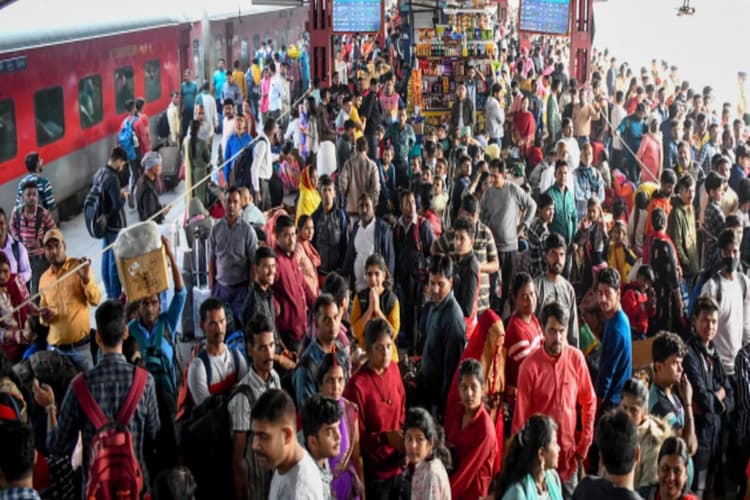 होली के वजह से गया आने वाली सभी ट्रेनों में लंबी वेटिंग लिस्ट, जनरल बोगी में पैर रखने की जगह नहीं