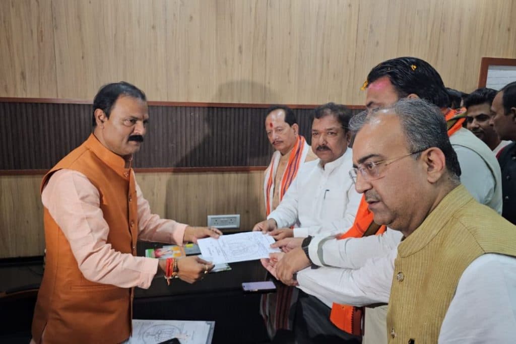 चुनाव पर्यवेक्षक राजेश कुमार वर्मा को अपना नामांकन सौंपते दिलीप जायसवाल