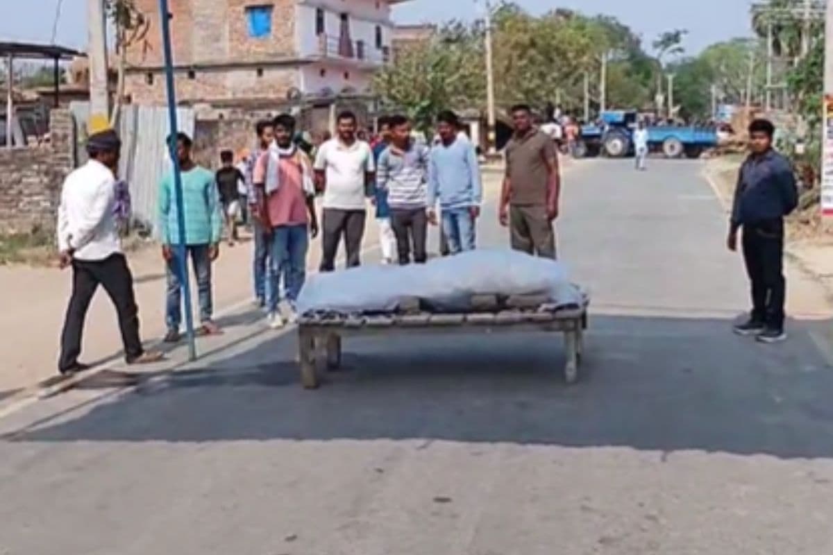 राविया के शव के साथ प्रदर्शन करते ग्रामीण राविया के शव के साथ प्रदर्शन करते ग्रामीण