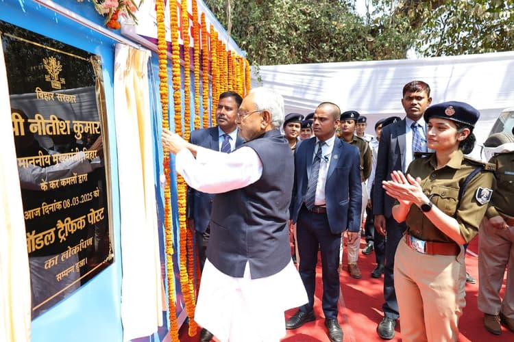 CM Nitish Gift : मुख्यमंत्री नीतीश कुमार ने राजधानी पटना में किया चार मॉडल ट्रैफिक पोस्ट का उद्घाटन