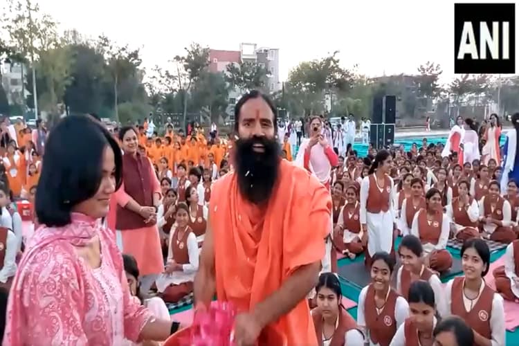 Baba Ramdev Holi video: होलियाना अंदाज में नजर आए योग गुरु स्वामी रामदेव, खेली अनोखी होली, देखिए वीडियो