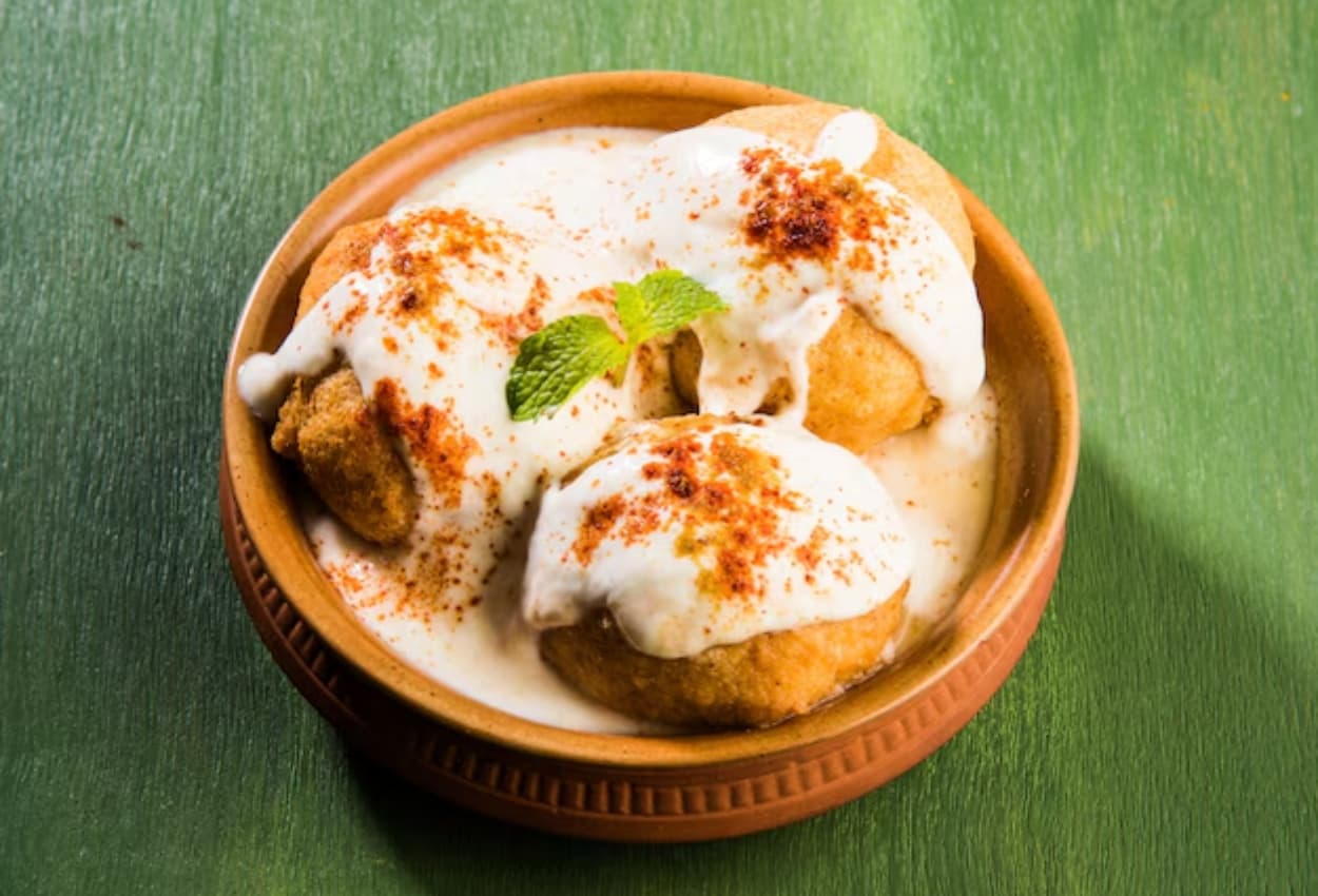 Holi Special Recipe: इस होली घर पर ट्राई करें रंग बिरंग दही भल्ले, चाटने लगेंगे उंगली