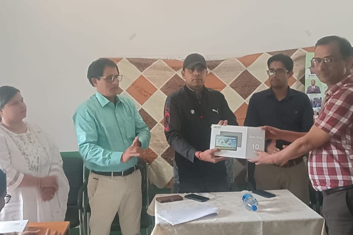 शिक्षक को टैब देते डीईओ प्रवीन रंजन शिक्षक को टैब देते डीईओ प्रवीन रंजन
