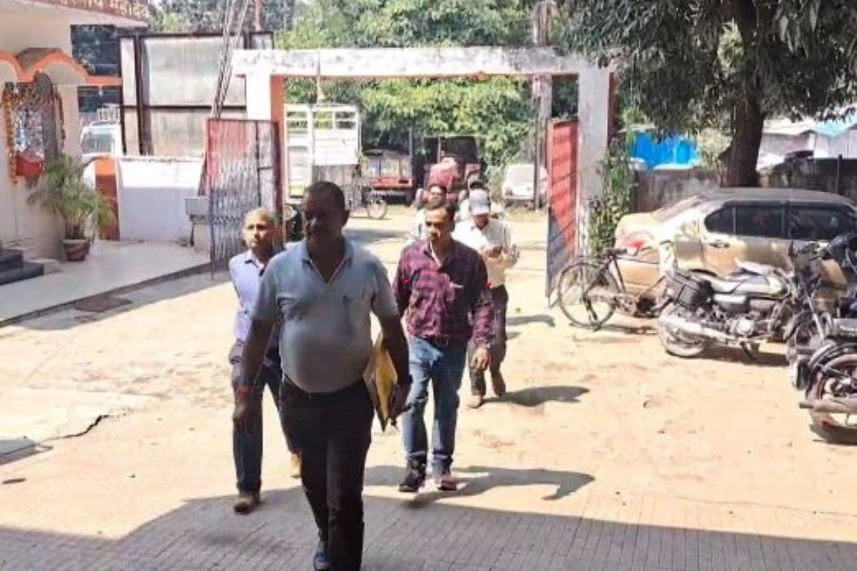 मारपीट की घटना के बाद बोकारो में सीबीआई टीम के सदस्य मारपीट की घटना के बाद बोकारो में सीबीआई टीम के सदस्य