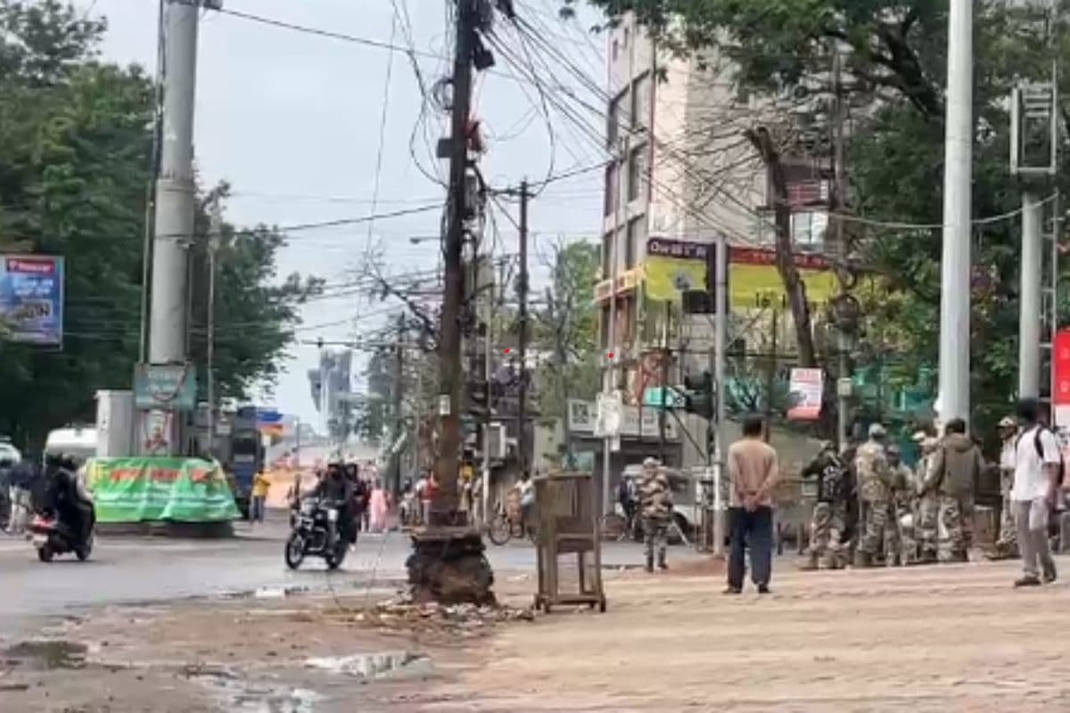 रांची के सिरमटोली चौक पर तैनात पुलिस के जवान रांची के सिरमटोली चौक पर तैनात पुलिस के जवान