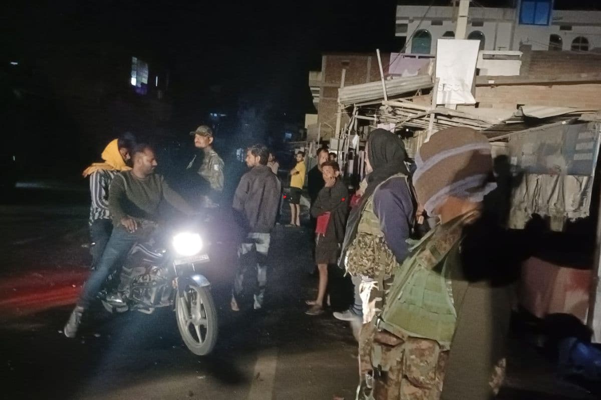 सड़क हादसे के बाद घटनास्थल पर मौजूद पुलिस