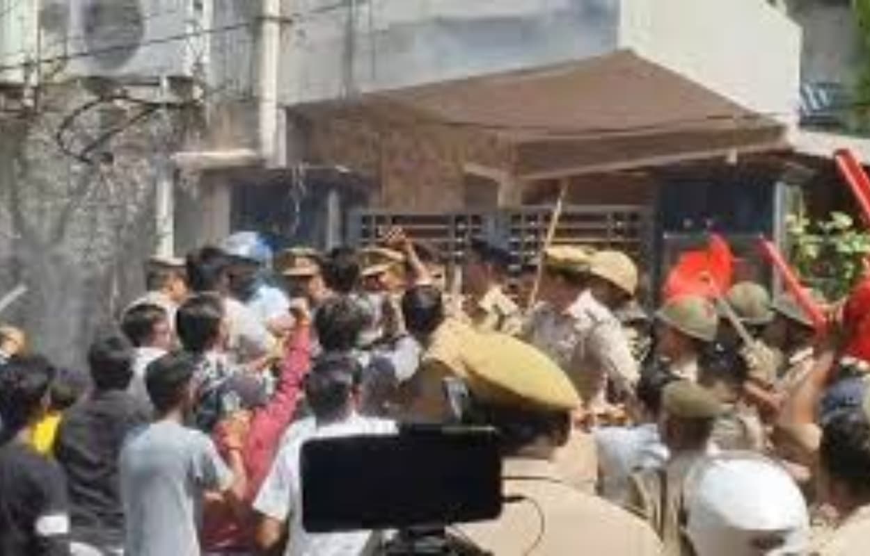 SP MP Ramji Lal Suman: राणा सांगा पर आगरा में गदर, करणी सेना के हमले में कई लोग घायल