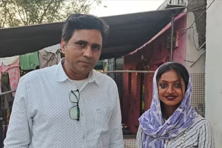 वायरल गर्ल मोनालिसा को फिल्म ऑफर देने वाले डायरेक्टर सनोज मिश्रा की संपत्ति कितनी?