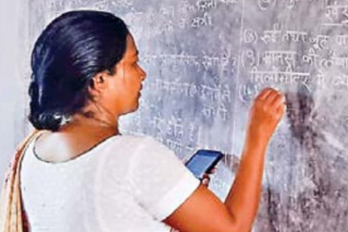 वार्षिक परीक्षा में जुगाड़ : बिना प्रश्न पत्र और उत्तर पुस्तिका के इम्तिहान दे रहे हैं बच्चे