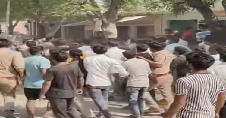 मां ने लगाए आरोप शरीर पर अंडरगारमेंट नहीं थे,लोगों ने आक्रोशित होकर कि पत्थरबाजी