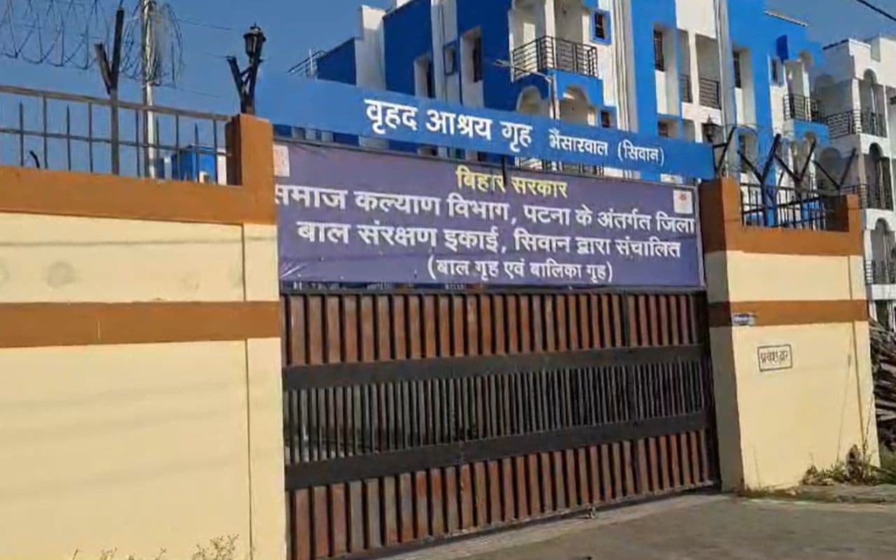 Siwan News: 13 लड़की फरार होने के मामले में डीएम का बड़ा एक्शन, तीन निलंबित और दो दलों का हुआ गठन Siwan News: 13 लड़की फरार होने के मामले में डीएम का बड़ा एक्शन, तीन निलंबित और दो दलों का हुआ गठन