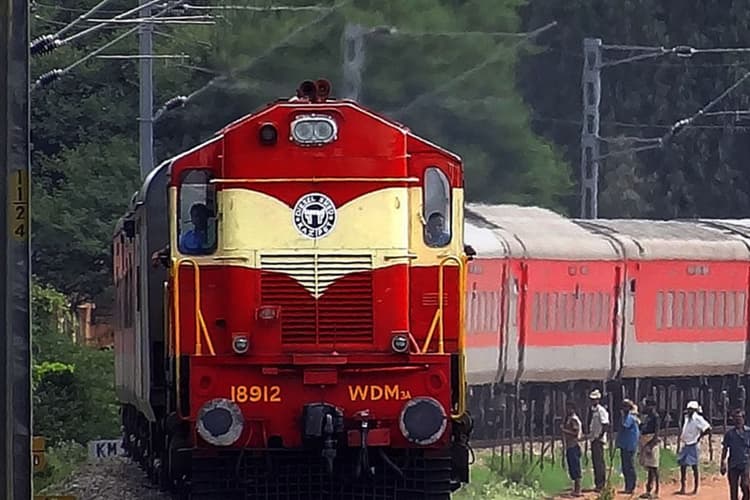 Train Cancelled List: रेलवे का यात्रियों को बड़ा धक्का, कैंसिल कर दिए इतने ट्रेन, देखें पूरी सूची