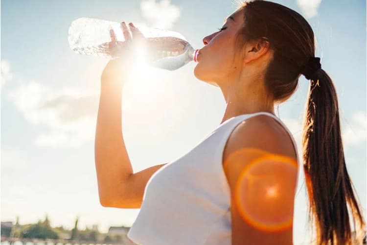 Summer Water Intake Tips: गर्मियों में भी अगर आप कम पानी पी रहें हैं तो हो जायें सावधान