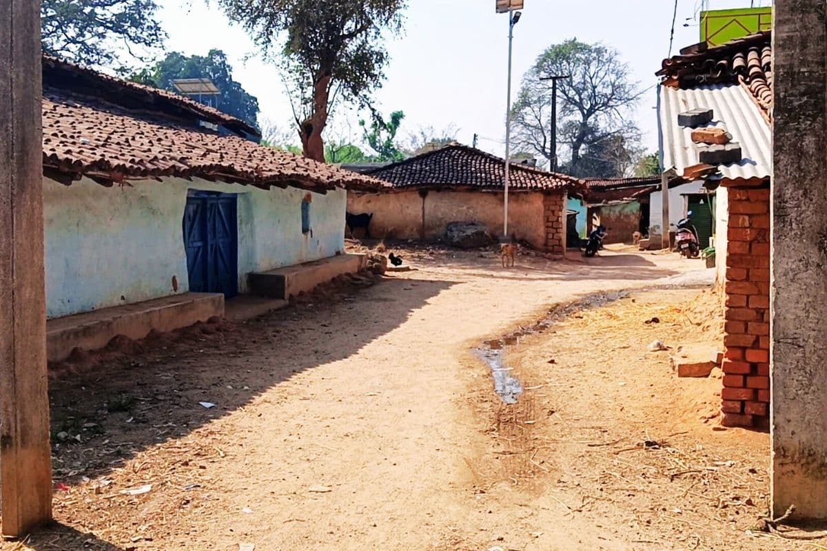 तेलंगाना टनल में फंसे संतोष साहू के गांव से ग्राउंड रिपोर्ट : पत्नी बोली- उनके सिवा कमाने वाला कोई नहीं