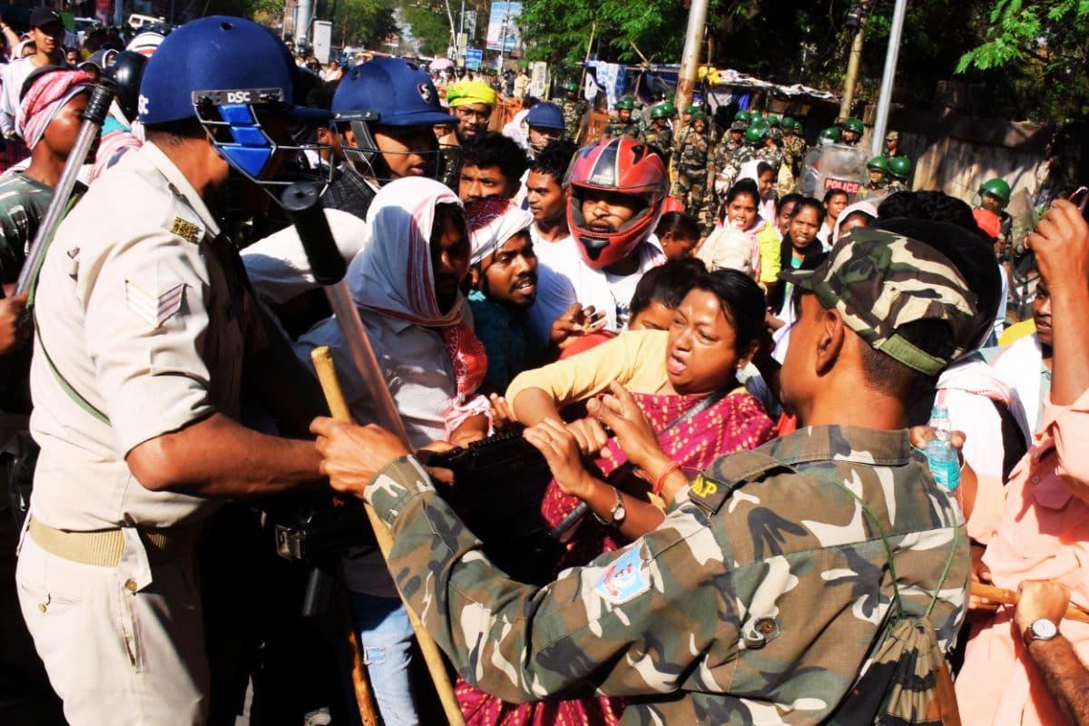 सरहुल से पहले सिरमटोली में आदिवासियों की पुलिस से झड़प, बैरिकेडिंग तोड़ी, राइफल छीनने की कोशिश