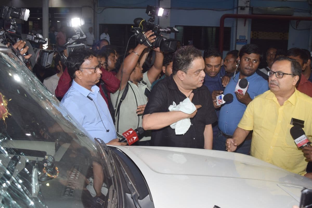Bratya Basu News: पश्चिम बंगाल के शिक्षा मंत्री पर हमला, कार का शीशा तोड़ा, छात्रों ने दो घंटे तक घेर कर रखा