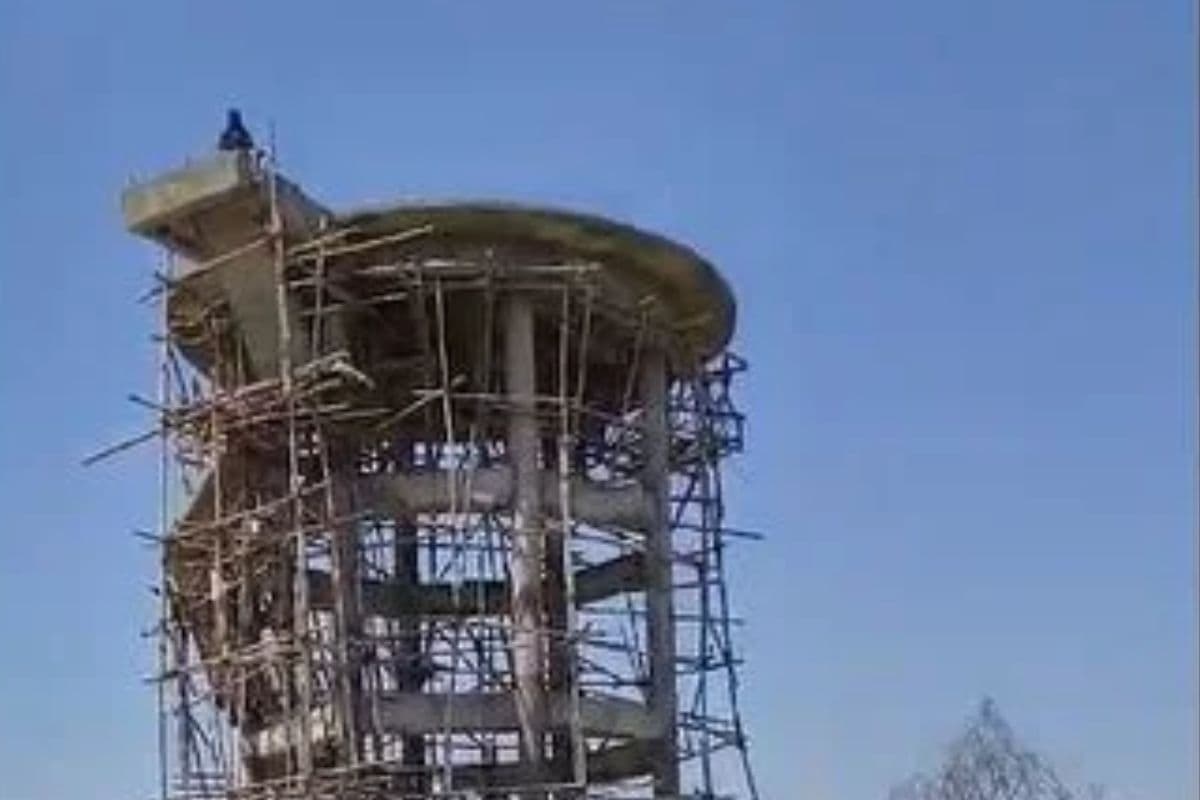 महिला की वीरूगिरी, 100 फीट ऊंची पानी की टंकी पर चढ़कर किया भारी हंगामा, वजह जान रह जाएंगे दंग