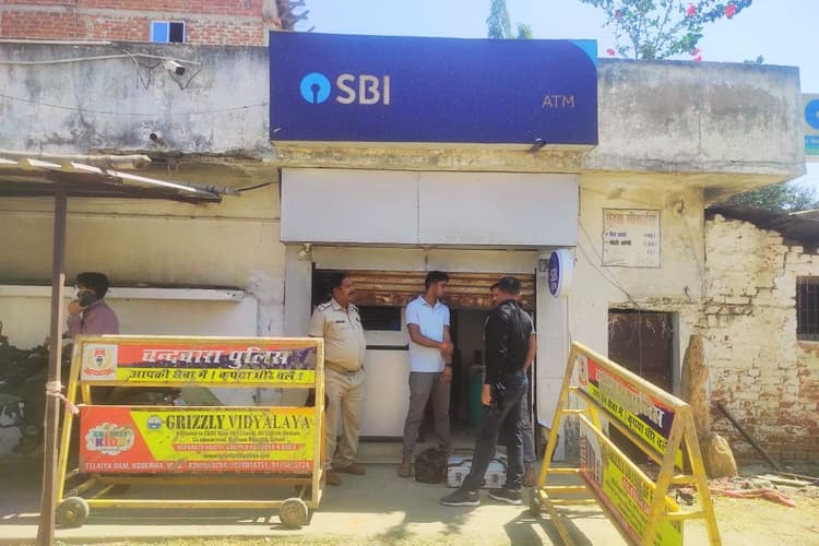 कोडरमा के ढाब में SBI का एटीएम काटकर 12 मिनट में 10 लाख रुपए की लूट