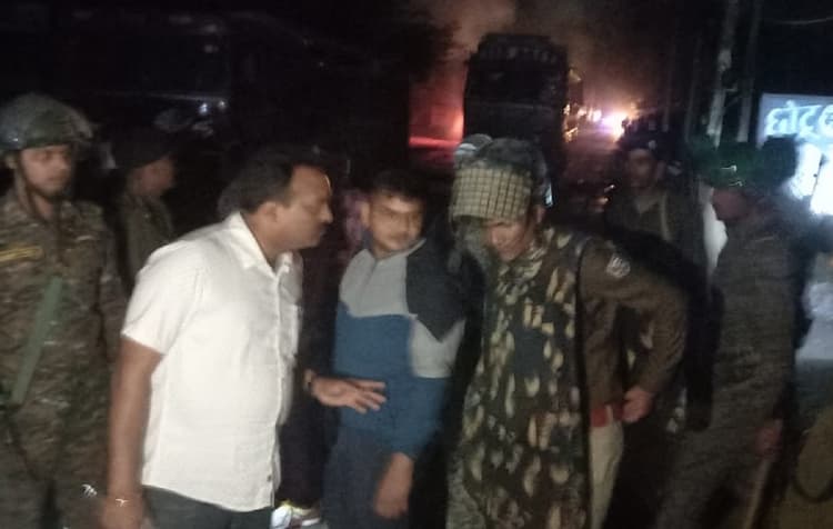 Road Accident: जमुई में देर रात ट्रक ने युवक को कुचला, भीड़ ने दो ट्रकों को फूंका