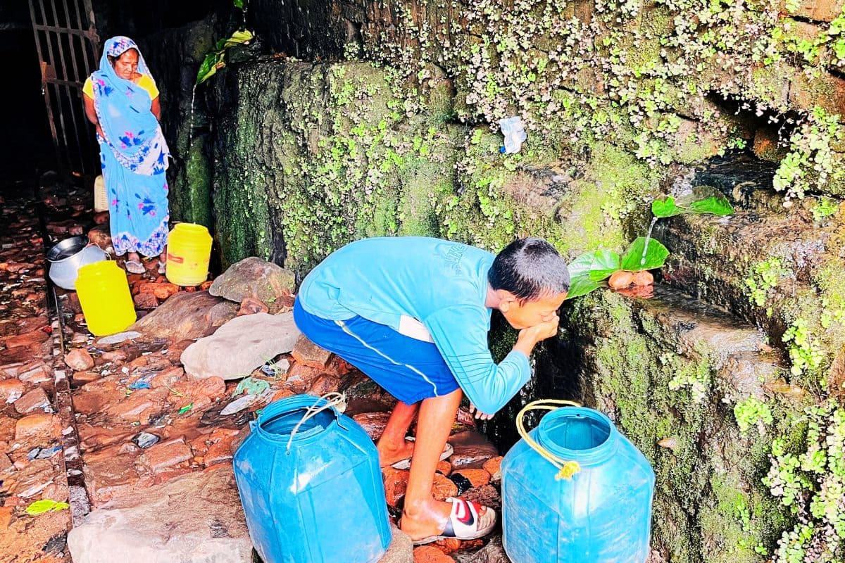 रोज खतरों से खेलते हैं भुईयां पट्टी के लोग, सुरंग से टपकते बूंद-बूंद पानी से ऐसे बुझती है प्यास