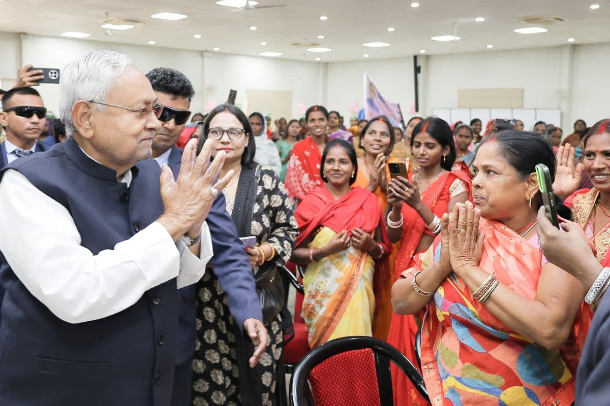 cm nitish holi | On Women's Day in Patna, slogans of 'Nitish again in 2025' were raised in front of the CM cm nitish holi | On Women's Day in Patna, slogans of 'Nitish again in 2025' were raised in front of the CM