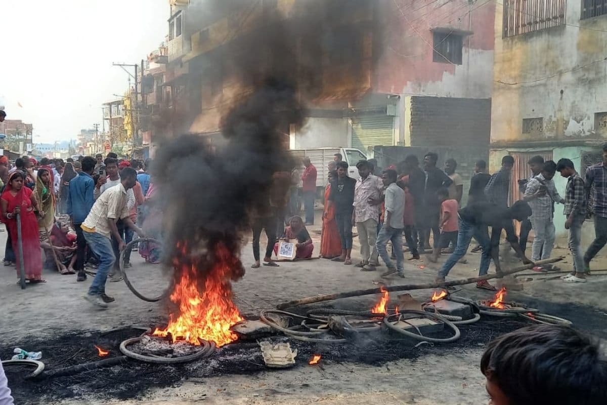 Bihar News: दरभंगा में लापता का शव मिलने से भड़की भीड़, सड़क जाम कर पुलिस वाहन का शीशा तोड़ा