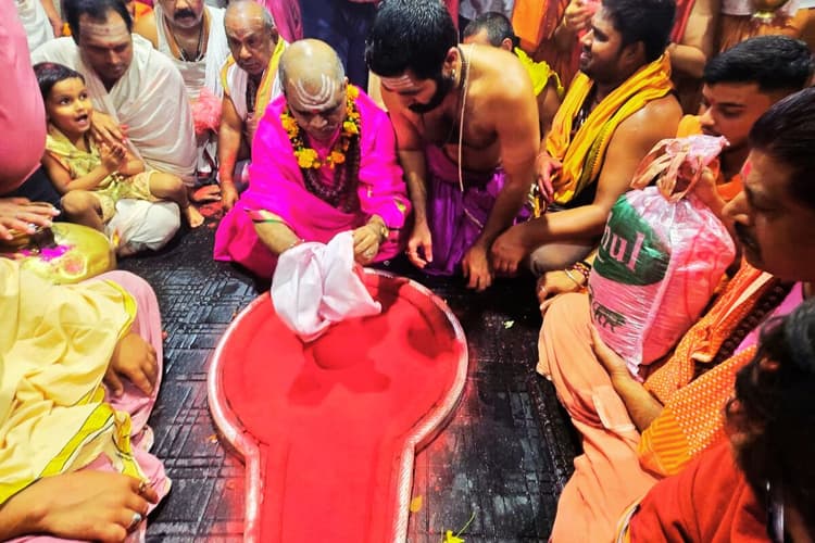 हरि-हर मिलन के साथ ही जोगीरा गाने लगे भक्त, उड़ाने लगे गुलाल, बाबानगरी में शुरू हुई होली