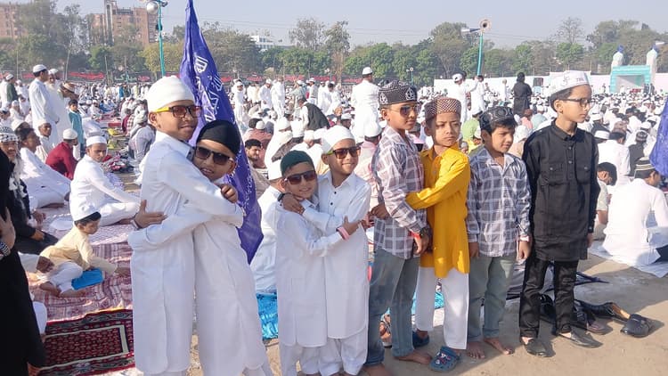 Eid Namaj : गांधी मैदान में ईद की नमाज अदा, एक साथ जुटे 25 हजार नमाज़ी