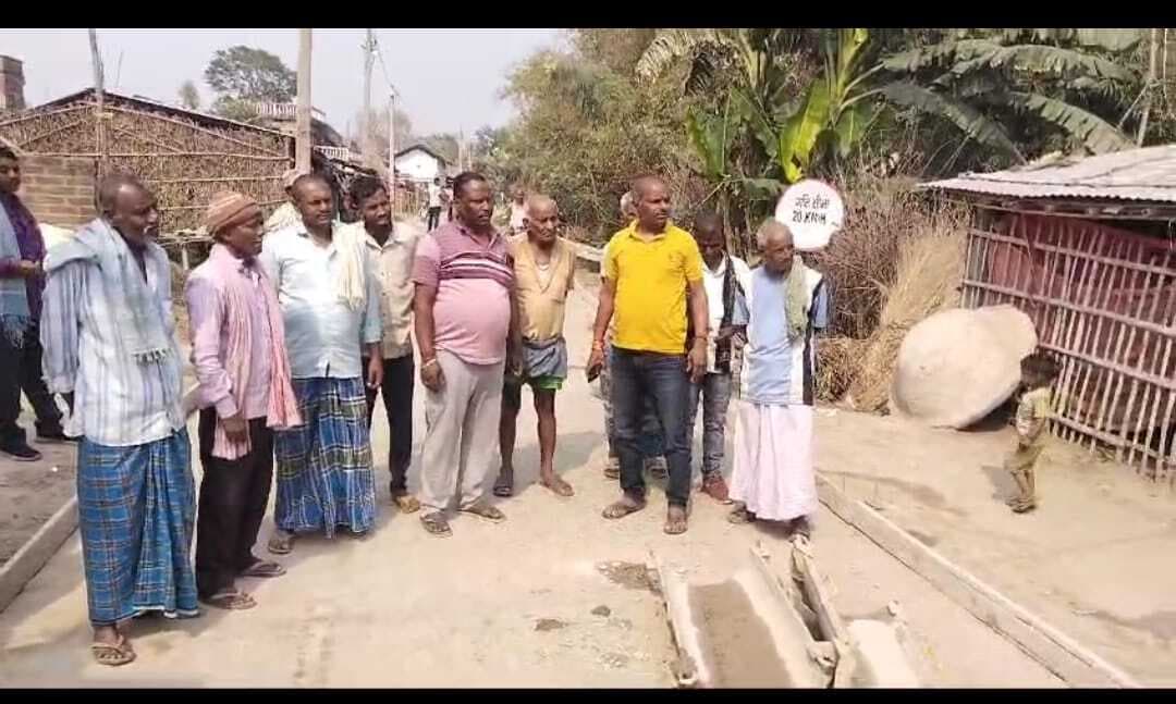 सड़क निर्माण में अनियमितता को ग्रामीणों में भारी आक्रोश