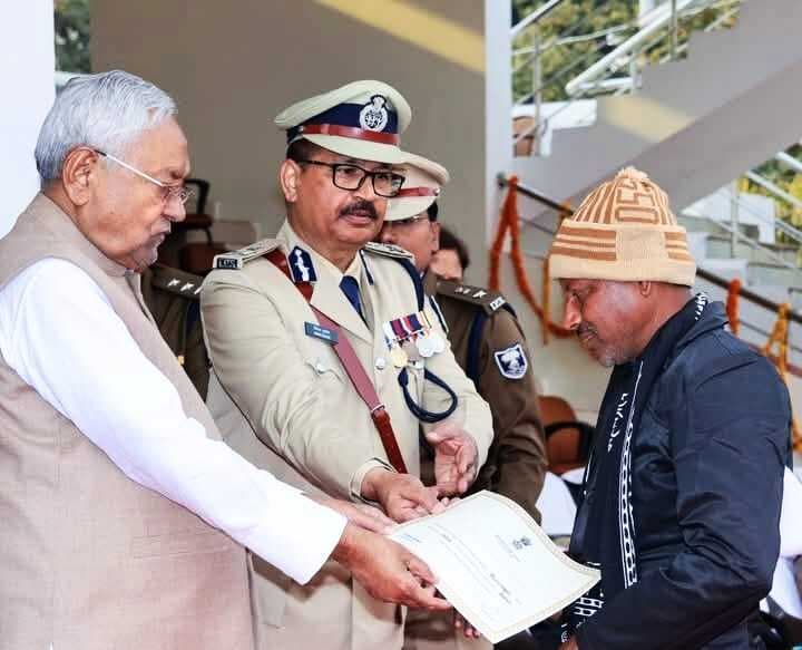 14 लोगों को बचानेवाले पटोरी के नेत्रहीन भुल्ला सहनी को सीएम ने दिया वीरता पुरस्कर