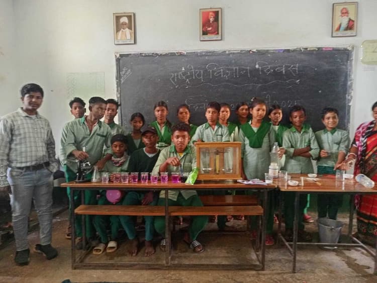 East Singhbhum News : वैज्ञानिक विचारधारा को अपनायें, अंधविश्वास से दूर रहें विद्यार्थी