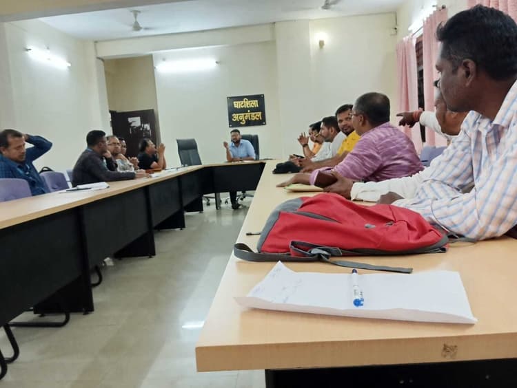 East Singhbhum News : बागजाता खदान के ठेका मजदूरों को त्योहारों पर तीन दिन छुट्टी, इएसआइ, स्वास्थ्य कार्ड की सुविधा मिलेगी