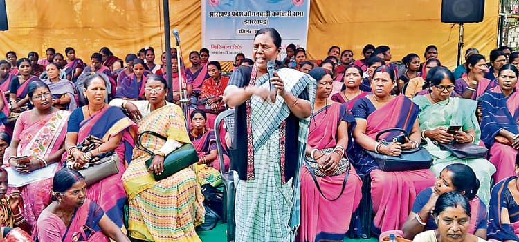 Ranchi News : आंगनबाड़ी कर्मचारी सभा ने राजभवन के समीप दिया धरना