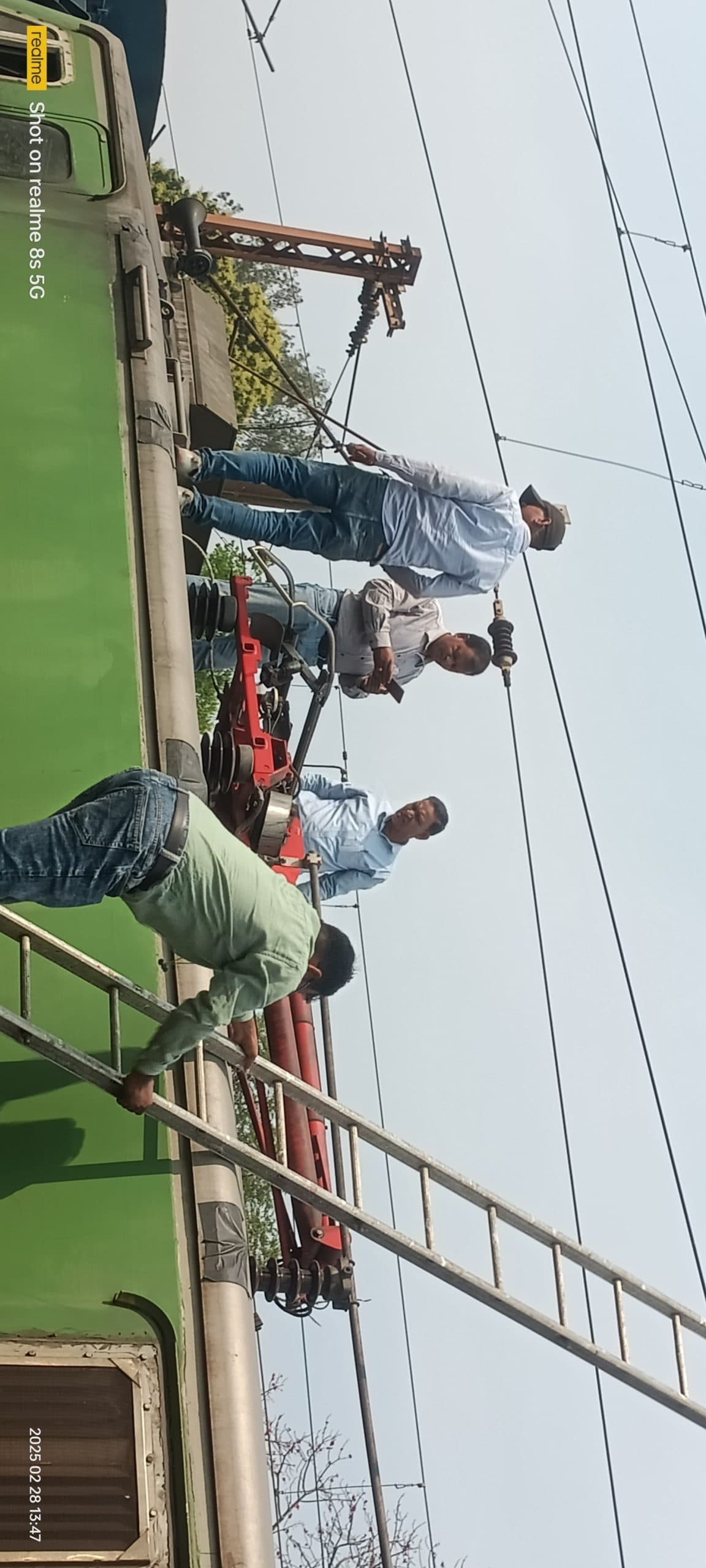 Dhanbad News: ट्रैक्शन आर्म ट्यूब खुल कर पैसेंजर ट्रेन के ऊपर गिरा, धमाके में मची अफरातफरी