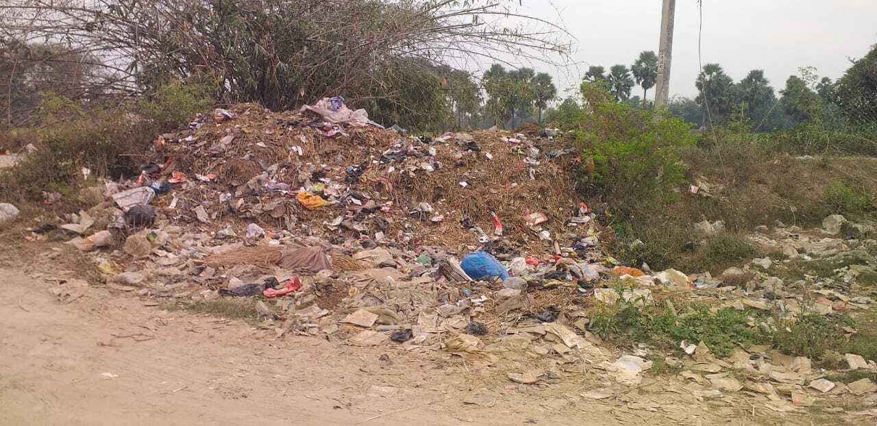 पैजुना पंचायत में खुले में फेंका जा रहा कचरा