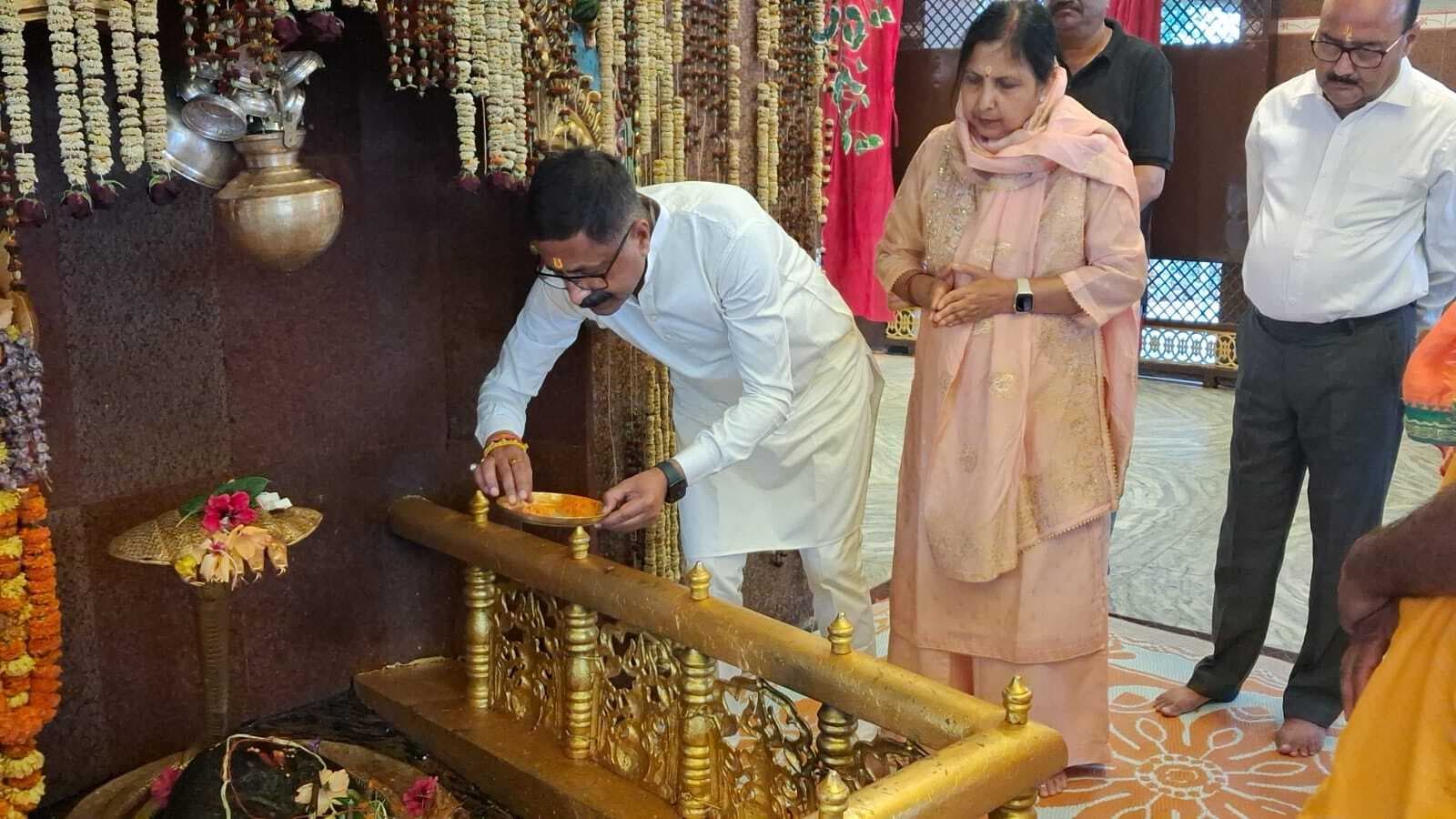 उच्च न्यायालय के न्यायाधीश ने आम्रेश्वर धाम में की पूजा