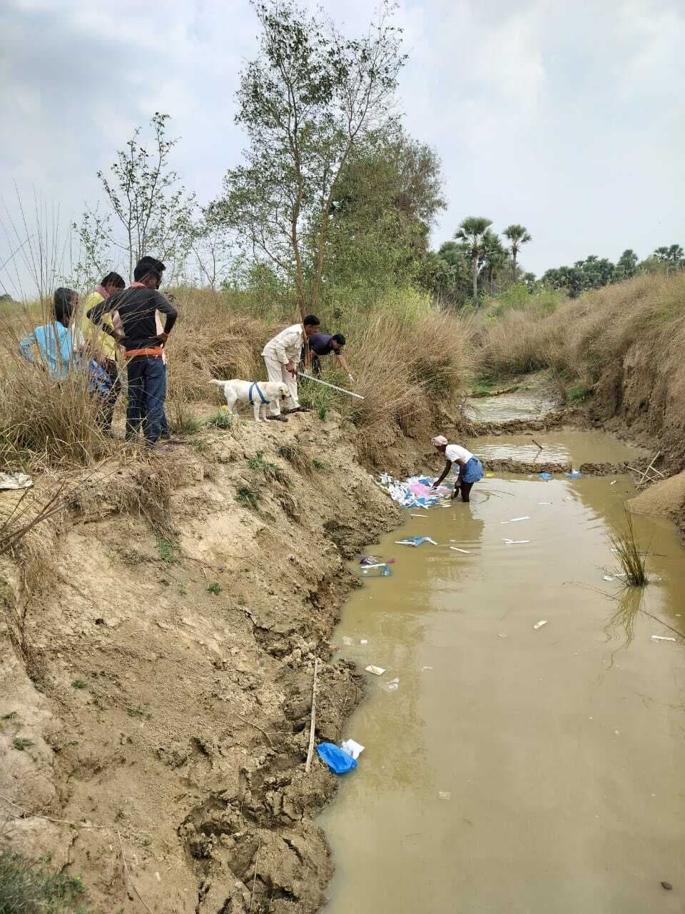 जेवर दुकान में चोरी के मामले में डॉग स्क्वाड ने की जांच