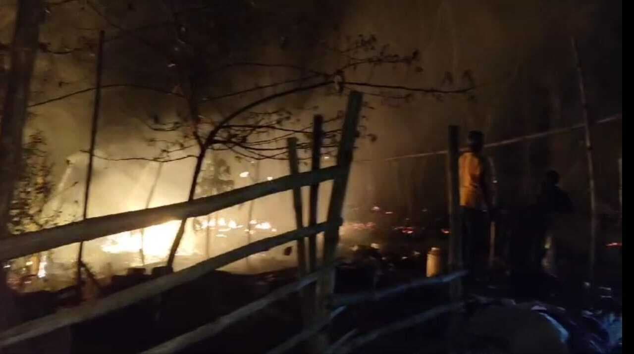 घर में लगी आग, डेढ़ लाख नकद जलकर राख