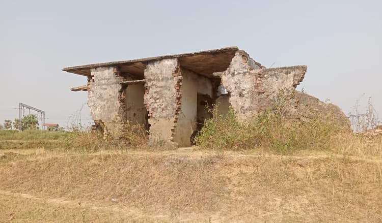 स्वास्थ्य उपकेंद्र का बुरा हाल, जीर्णोद्धार की जोह रहा बाट